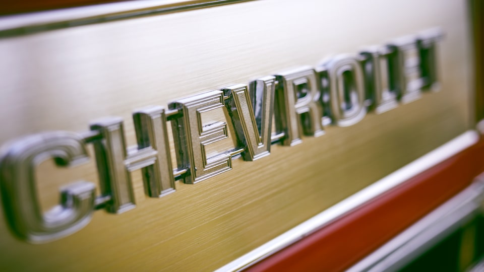Emblema de Chevrolet en la puerta trasera de una camioneta pickup Chevy clásica.