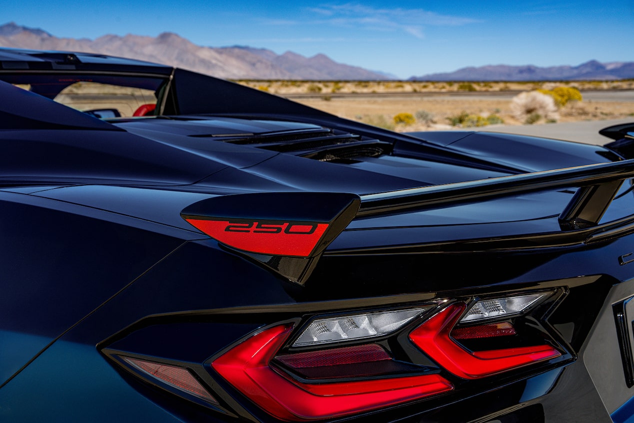 Un primer plano de la parte trasera de Chevrolet Corvette Stingray con la calcomanía "250" en el spoiler.