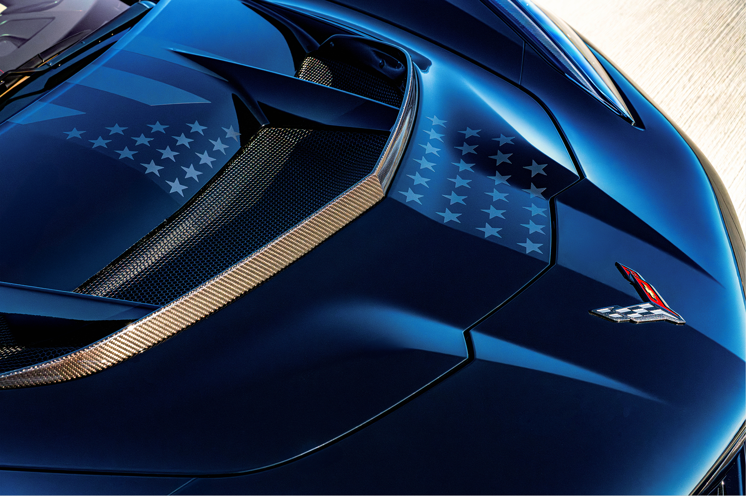 Vista lateral en primer plano del guardafangos delantero de Chevrolet Corvette ZR1x con patrón Stars and Steel.
