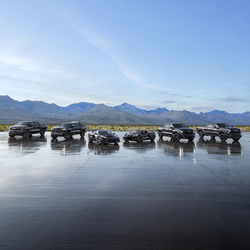 Una colección de Chevrolet Corvette edición Stars & Steel sobre una superficie mojada en un desierto