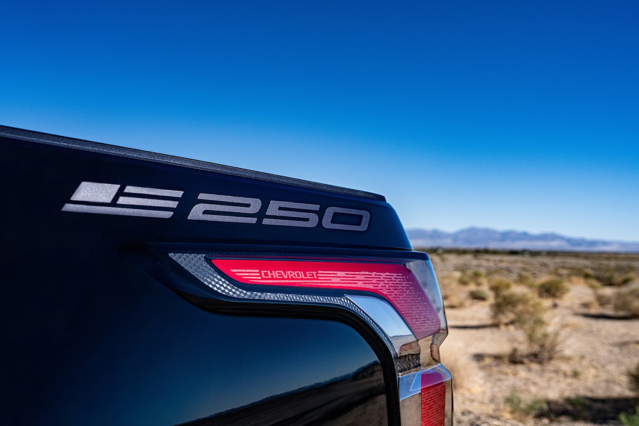 Vista en primer plano del número 250 en el costado exterior de una camioneta Chevy.