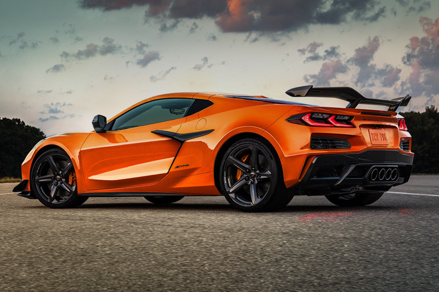 Dos Chevy Corvette circulando por un camino.