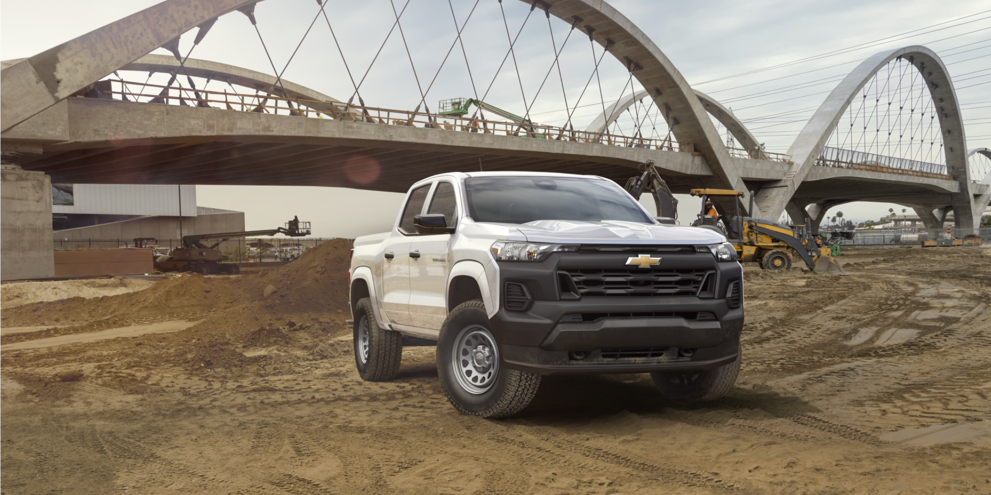 Chevy Colorado 2026 comercial estacionada en la obra de un puente