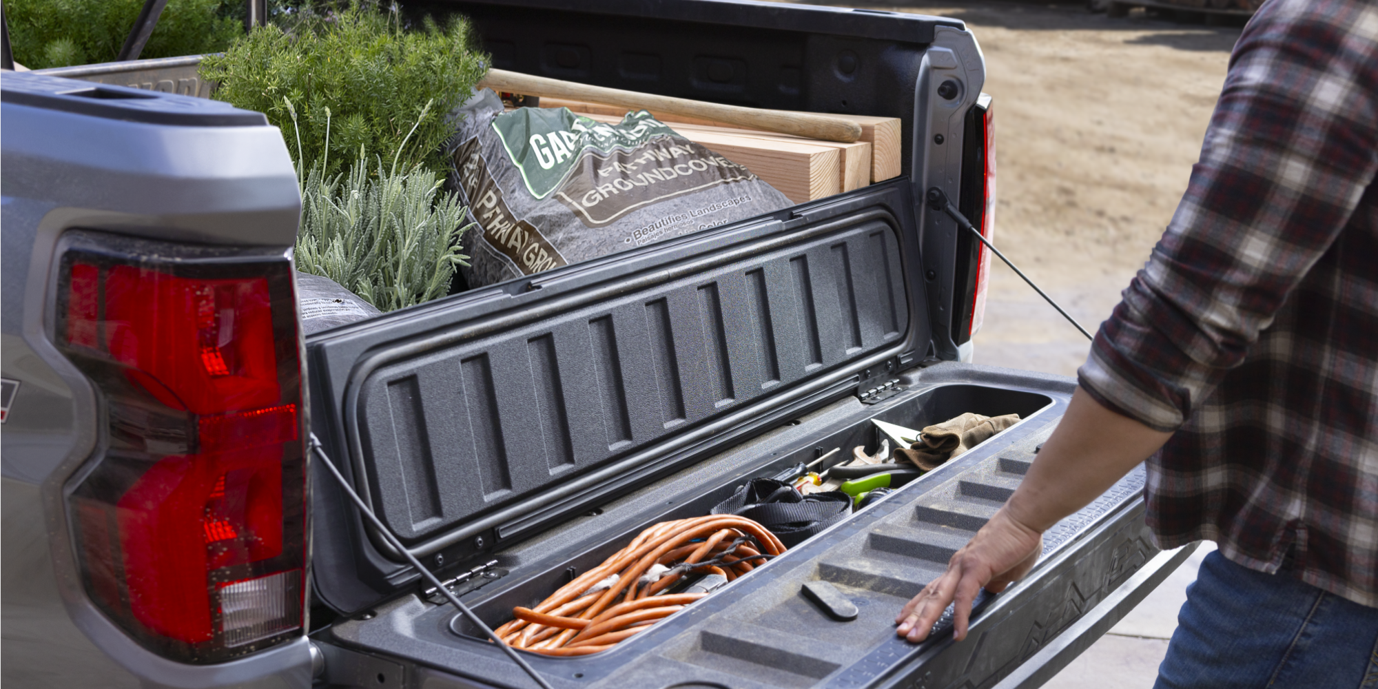 Compartimento de almacenamiento de la puerta trasera como funcionalidad de la caja de la Chevy Colorado 2026 comercial