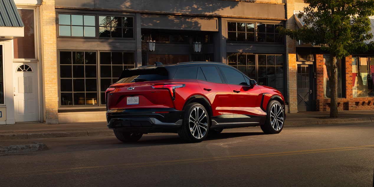 Chevy Blazer EV 2026 pasando por delante de un edificio
