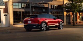 Chevy Blazer EV 2026 pasando por delante de un edificio