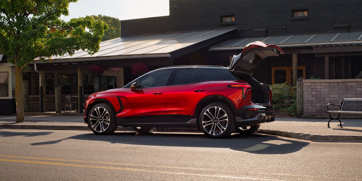 Chevy Blazer EV 2026 estacionada fuera de un restaurante