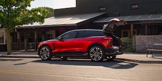 Chevy Blazer EV 2026 estacionada fuera de un restaurante