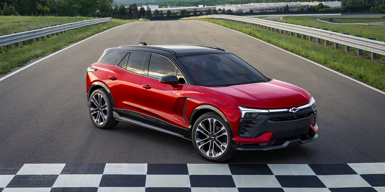 Chevy Blazer EV 2026 estacionada en una pista de carreras cerca de la línea de llegada