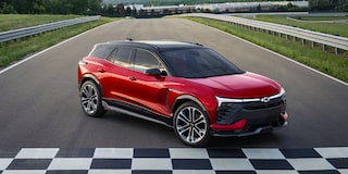 Chevy Blazer EV 2026 estacionada en una pista de carreras cerca de la línea de llegada