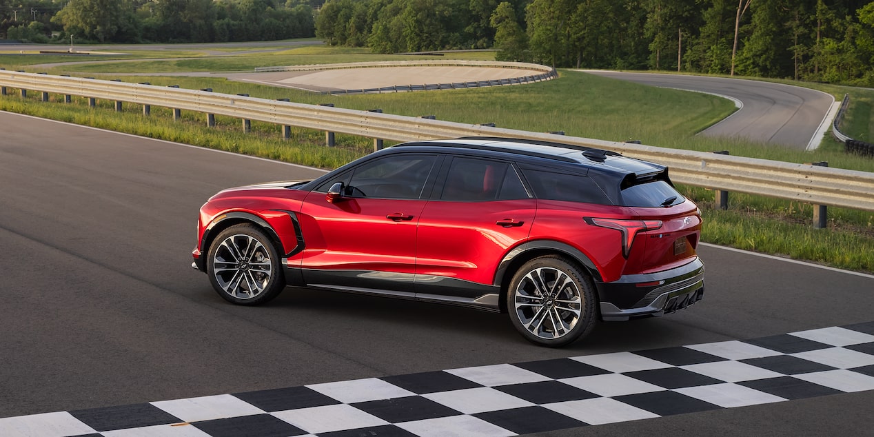Perfil lateral de la Chevy Blazer EV 2026 estacionada en una pista de carreras