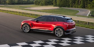 Perfil lateral de la Chevy Blazer EV 2026 estacionada en una pista de carreras