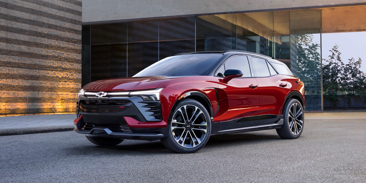 Chevy Blazer EV 2026 estacionada en frente de un edificio de oficinas