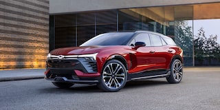 Chevy Blazer EV 2026 estacionada en frente de un edificio de oficinas