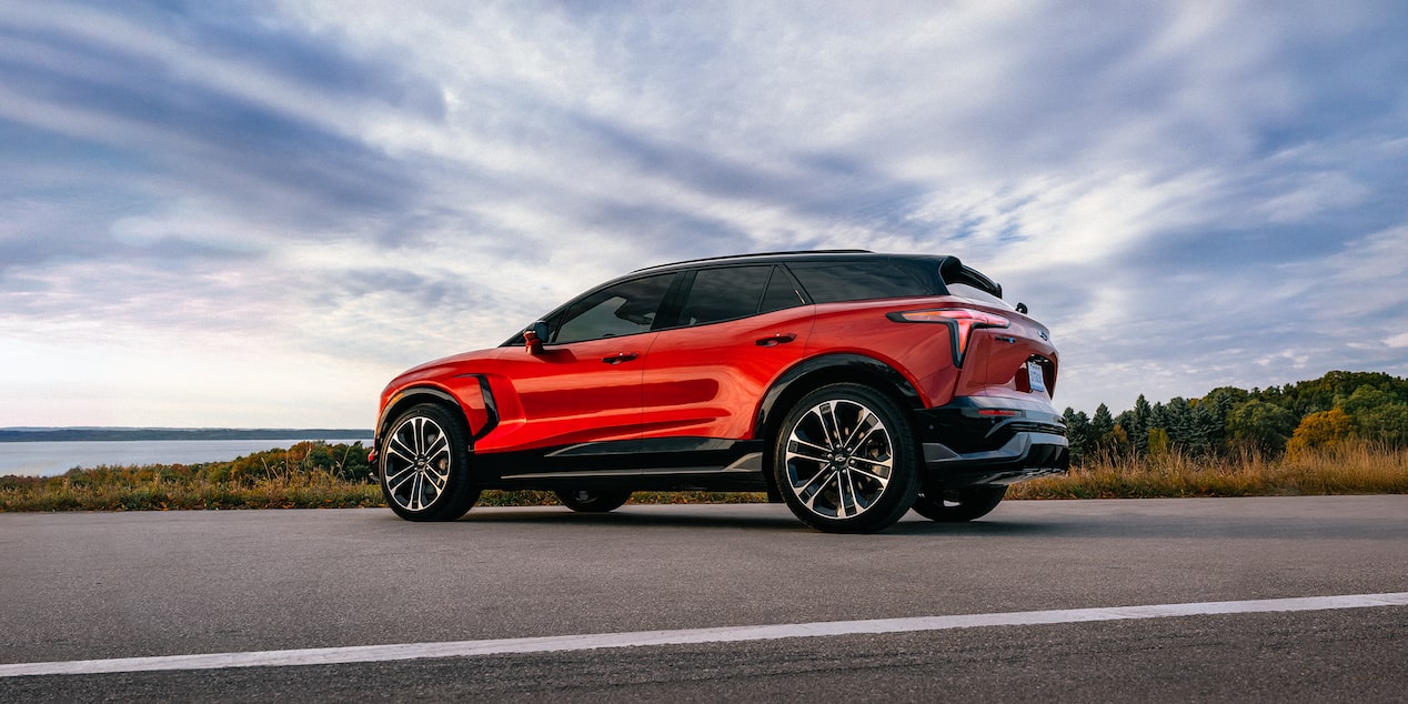 Vista de la parte trasera de una Chevy Blazer EV 2026 estacionada con vistas a un paisaje pintoresco