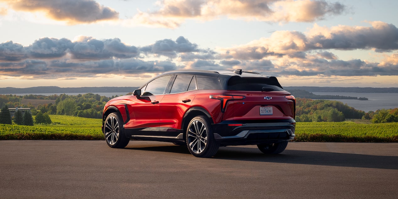 Vista de medio perfil trasera de la Chevy Blazer EV 2026 estacionada con vistas a un paisaje pintoresco