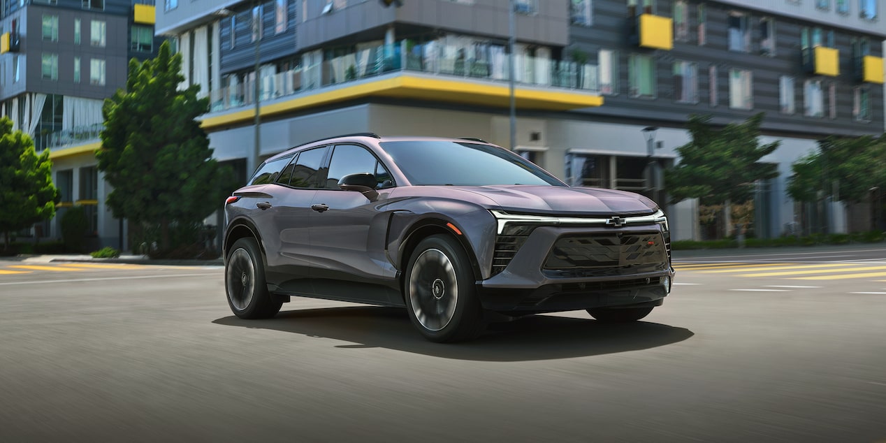 Chevy Blazer EV 2026 andando por una intersección de una ciudad