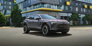 Chevy Blazer EV 2026 andando por una intersección de una ciudad