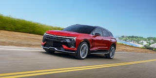 Chevy Blazer EV 2026 circulando por un camino costero