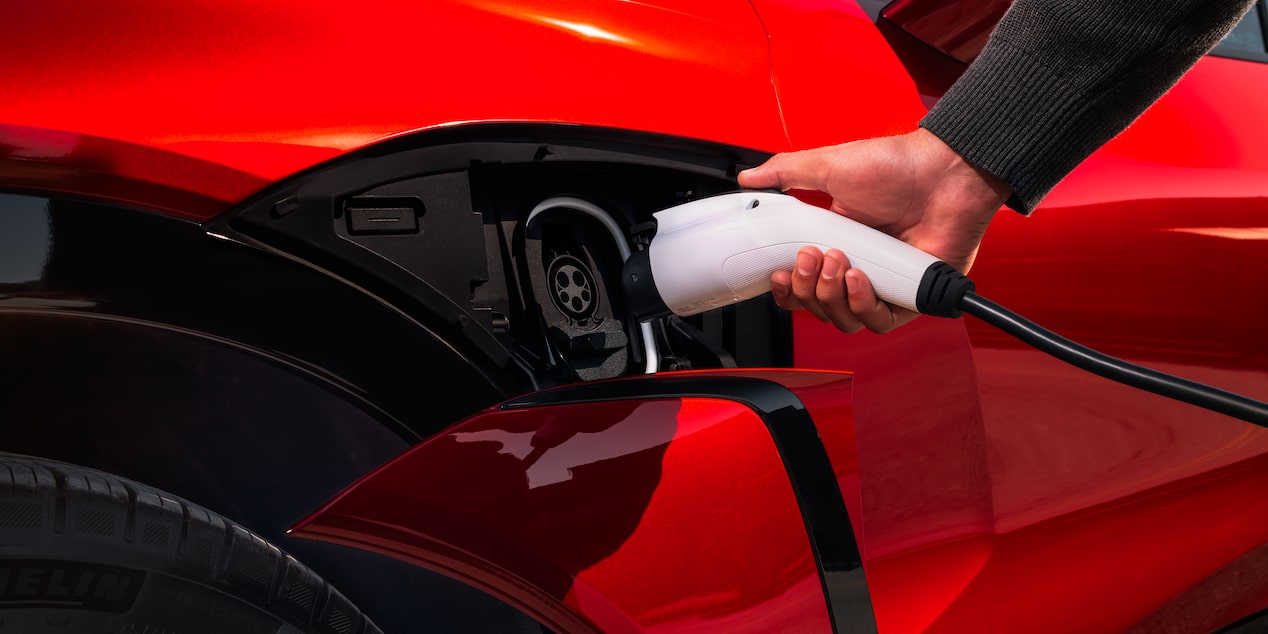 Enchufando el cargador de la Chevy Blazer EV 2026