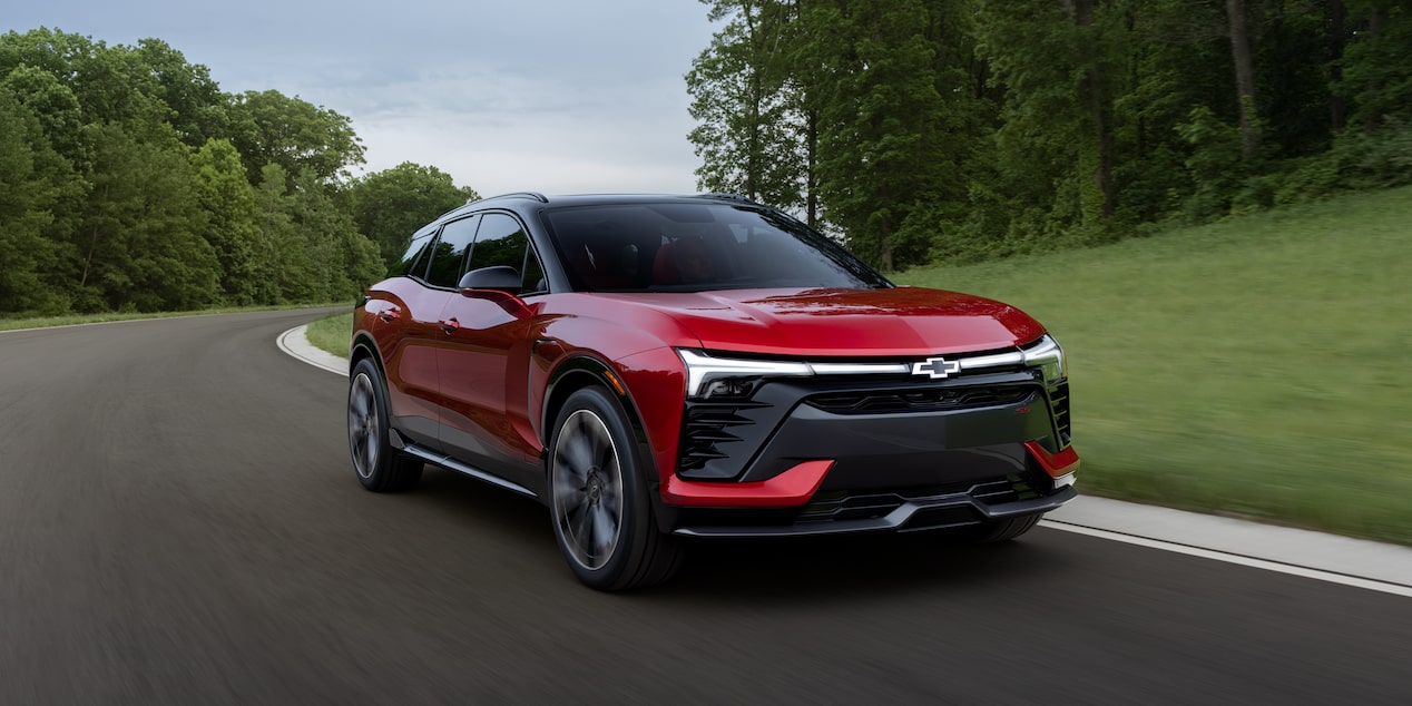 Chevy Blazer EV 2026 encarando una curva en el camino