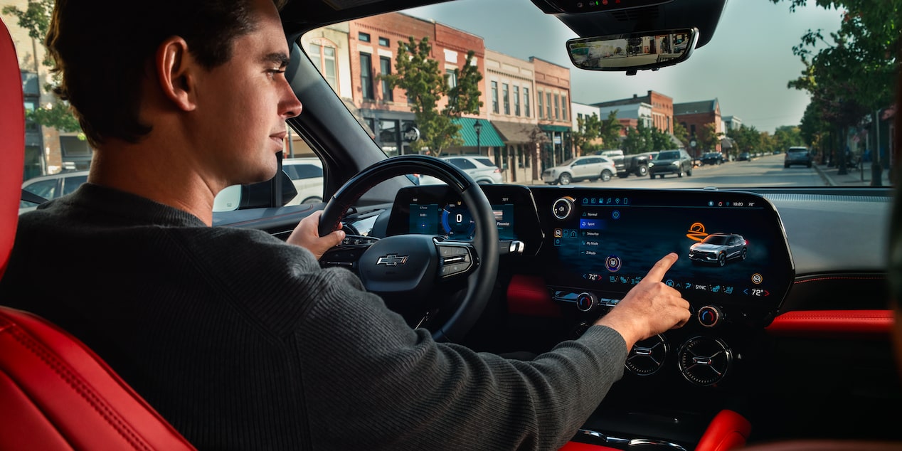 Un hombre usando la pantalla táctil en el interior de la Chevy Blazer EV 2026