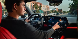 Un hombre usando la pantalla táctil en el interior de la Chevy Blazer EV 2026