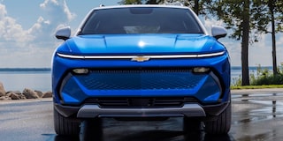Vista delantera de Equinox EV Azul estacionada en un camino mojado