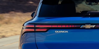 Vista trasera con zoom en la placa de identificación de Equinox EV Azul en la cajuela