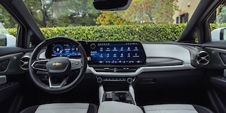 Vista interior de la fila delantera de Chevrolet Equinox EV