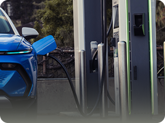 Vista delantera de Chevrolet EV estacionada junto a una estación de carga