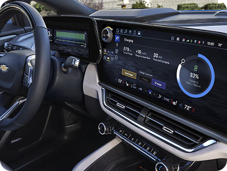 Primer plano de la pantalla de infoentretenimiento de un vehículo Chevy