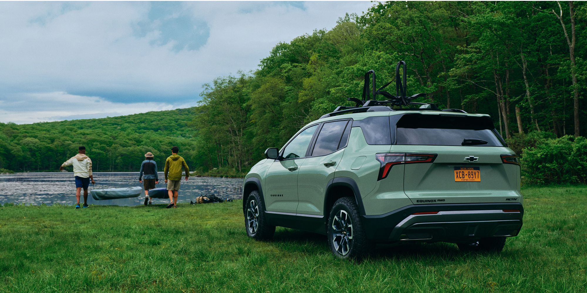 La Chevy Equinox 2026 estacionada junto a un lago
