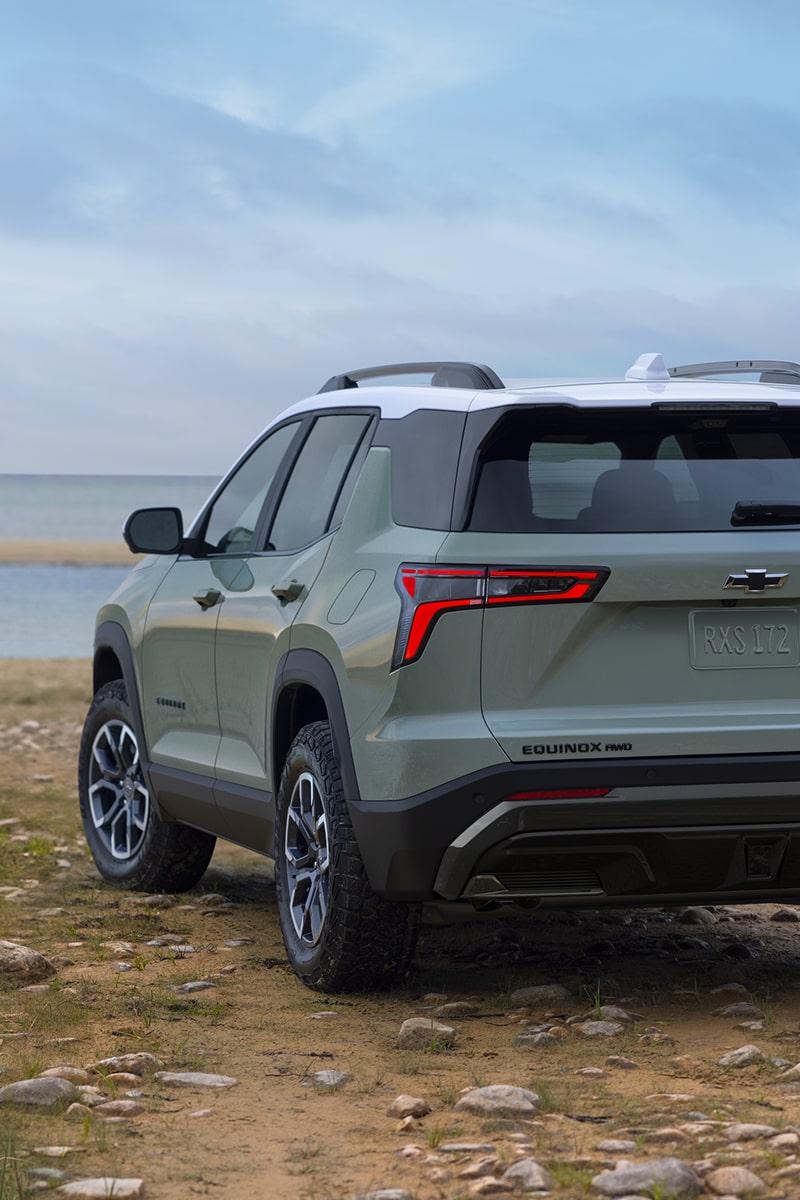La Chevy Equinox 2026 estacionado cerca de un lago