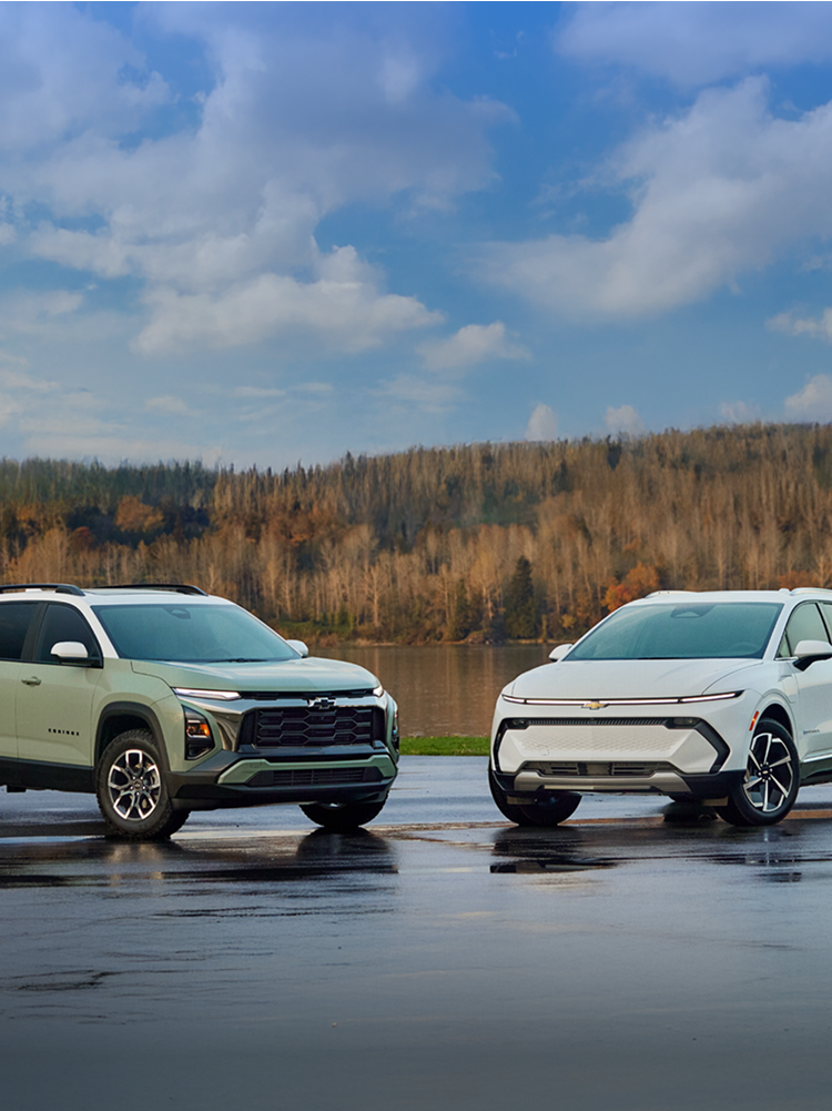 Equinox EV y Equinox estacionadas con colinas al fondo