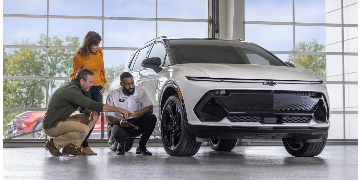 A Chevrolet EV Mechanic Providing Customers Service on Their 2025 Chevy Equinox EV RS