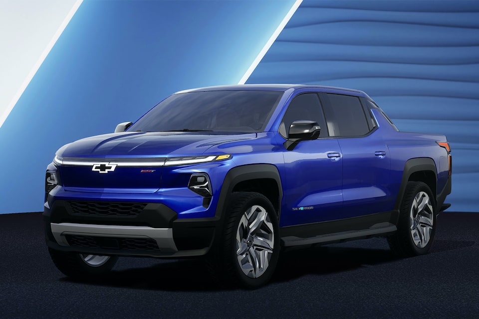 Vista delantera en ángulo de la Chevy Silverado 2022 eléctrica.