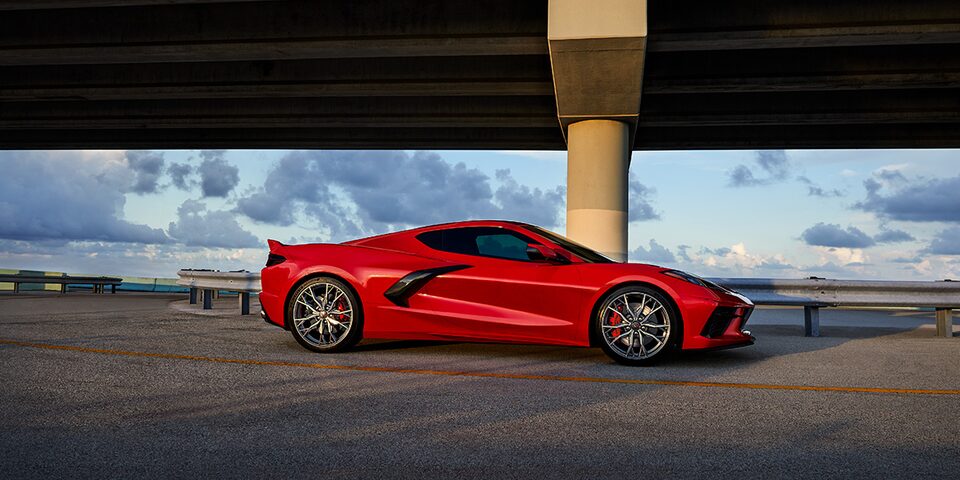 Corvette Stingray rojo con luz diurna estacionado en la calle