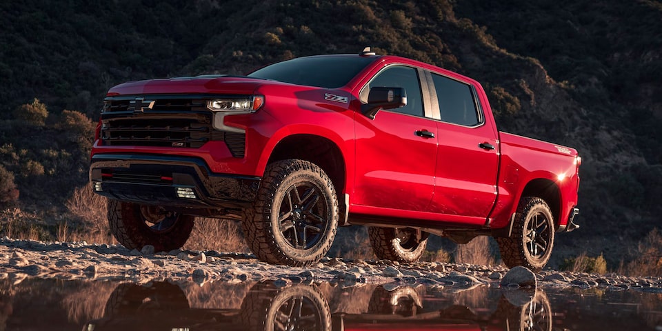 Toma de medio perfil de la Silverado 1500 2023