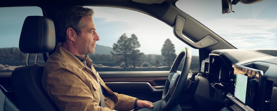 El propietario de un Chevy se pone cómodo y disfruta de la deslumbrante tecnología Super Cruise
