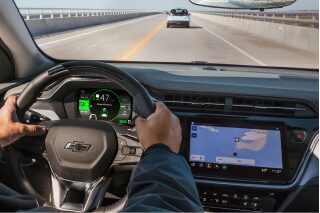 Un conductor activa la función Super Cruise en su vehículo Chevy