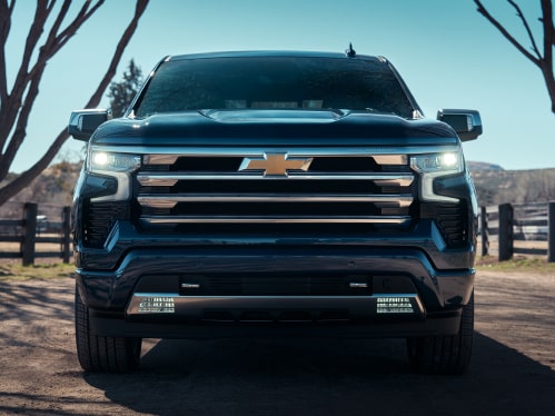 Una Chevy Silverado 2023 mejorada con tecnología Super Cruise, estacionada en el rancho