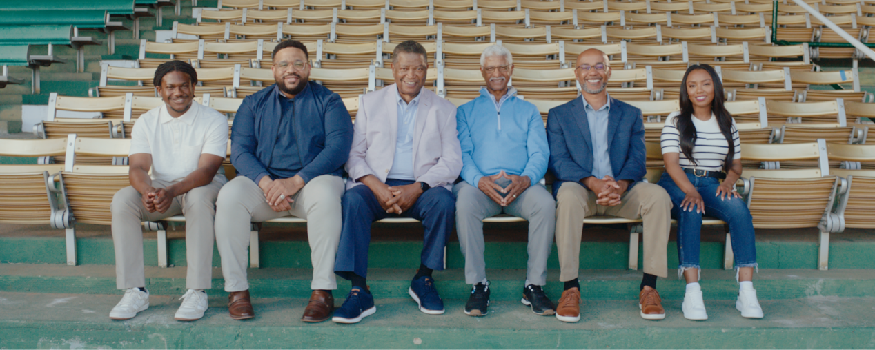 Un grupo de miembros de equipo de GM celebra las Ligas Negras en Rickwood