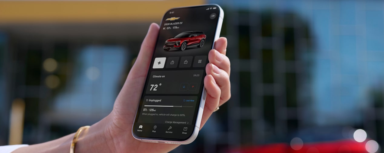 Propietario de Chevy utilizando los controles del vehículo en la aplicación MyChevrolet para smartphone