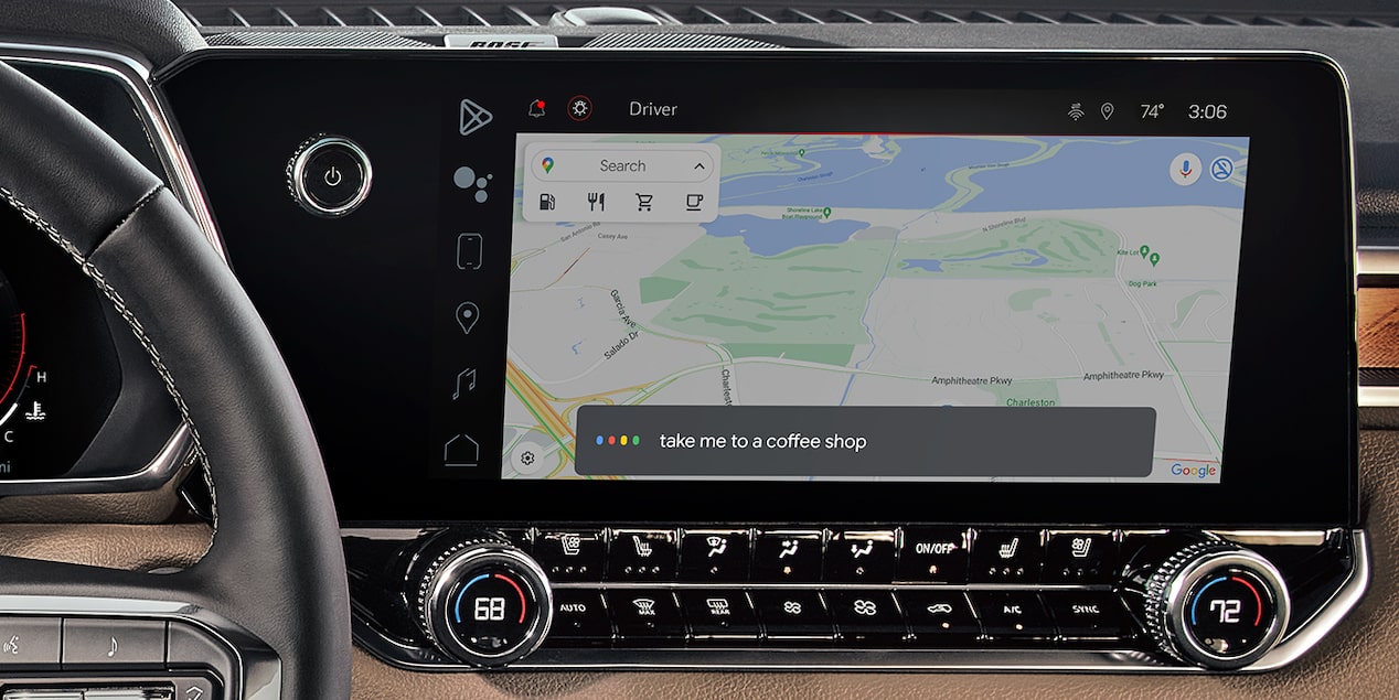 Pantalla de Google Maps en el sistema de infoentretenimiento con pantalla táctil