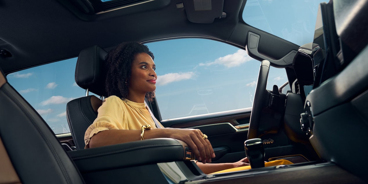 Propietario de Chevy utilizando los controles del vehículo en la aplicación MyChevrolet para smartphone