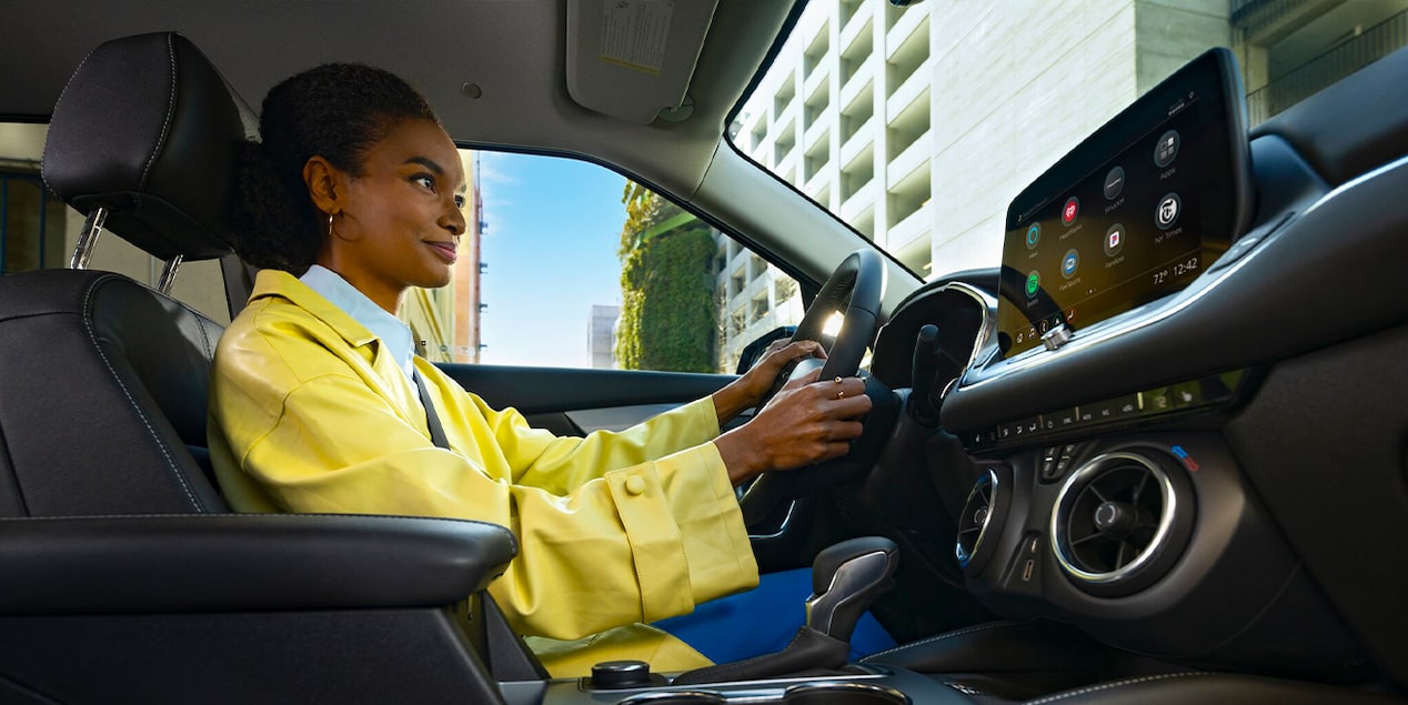 Mujer conduciendo su SUV Chevy