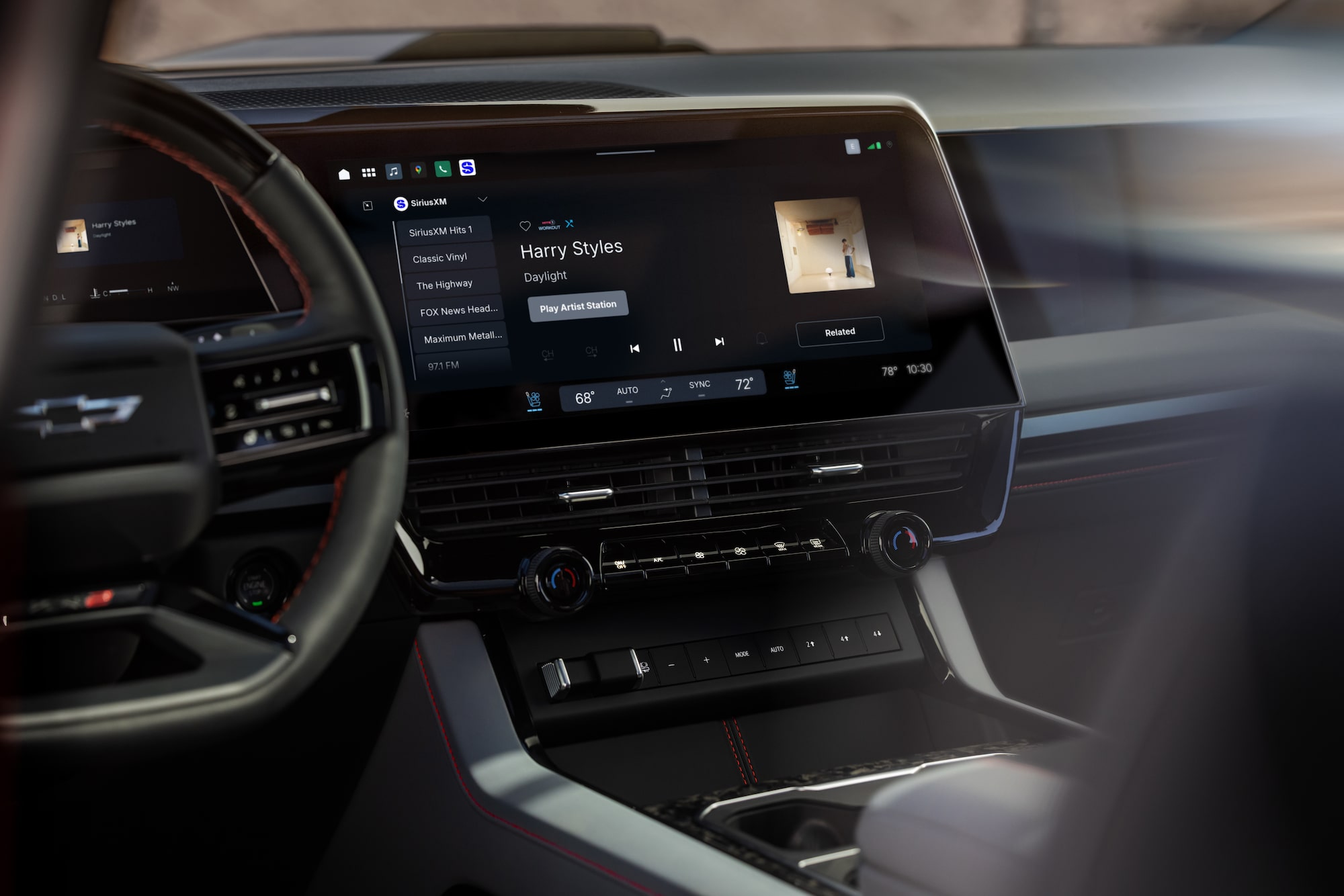 Aplicación SiriusXM dentro del vehículo en la pantalla táctil del sistema de infoentretenimiento