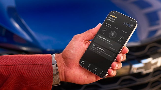 Propietario de Chevy utilizando los controles del vehículo en la aplicación MyChevrolet para smartphone