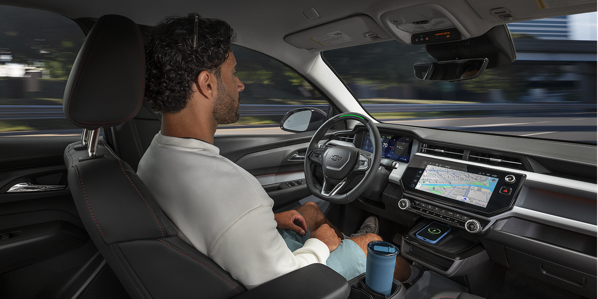 Un hombre manejando su SUV Chevy